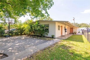 1944 Adams St in Hollywood, FL - Building Photo
