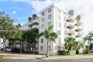 498 NW 165th St in Miami, FL - Building Photo
