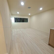 5840 SW 51st St in Miami, FL - Building Photo - Building Photo