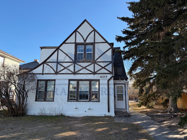 property at 407 S 5th St