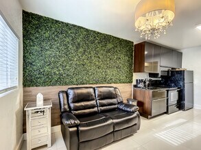 2724 SW 36th Ave, Unit D in Miami, FL - Foto de edificio - Building Photo