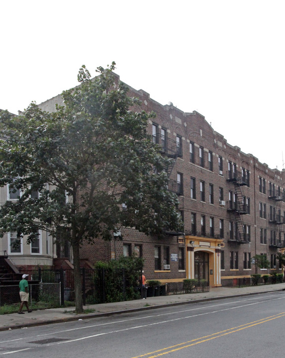 Yarde Glenda in Brooklyn, NY - Foto de edificio