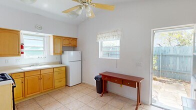 659.5 B Ave in Coronado, CA - Building Photo - Building Photo