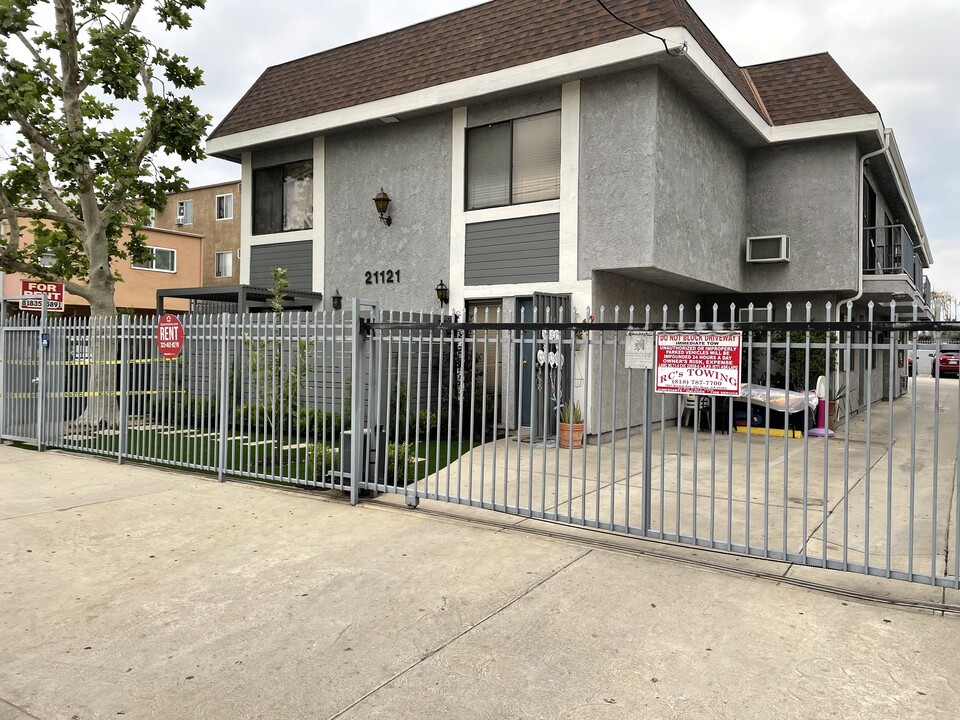 21121 Bassett St #2 Canoga Park, Ca 91303 in Canoga Park, CA - Building Photo