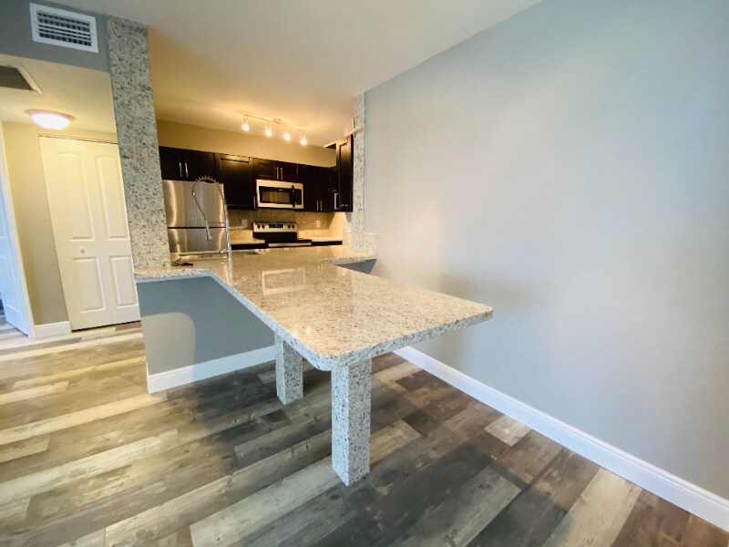 2831 N Oakland Forest Dr in Oakland Park, FL - Building Photo