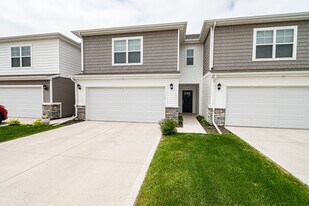 5502 144th St in Urbandale, IA - Building Photo