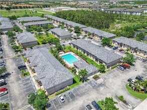 8423 Bernwood Cove Loop in Ft. Myers, FL - Foto de edificio - Building Photo