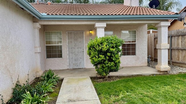 945 Don Medico Dr in Hanford, CA - Building Photo - Building Photo