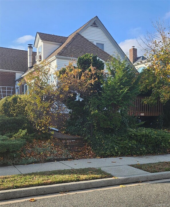 571 Laurelton Blvd in Long Beach, NY - Building Photo