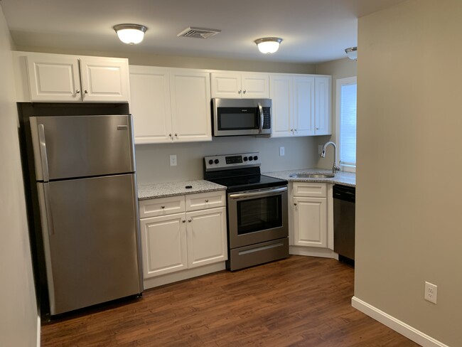 11 Vinal Sq in North Chelmsford, MA - Foto de edificio - Building Photo