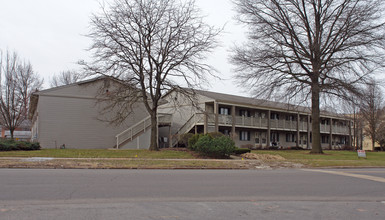 1972 White Pond Dr in Akron, OH - Foto de edificio - Building Photo