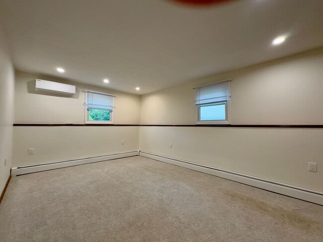 25 Paddock St in North Babylon, NY - Foto de edificio - Building Photo