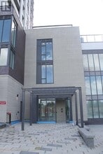 715 Davis Dr in Newmarket, ON - Building Photo - Building Photo