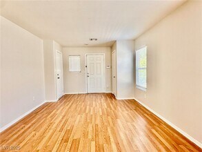 9517 W Gilmore Ave in Las Vegas, NV - Building Photo - Building Photo