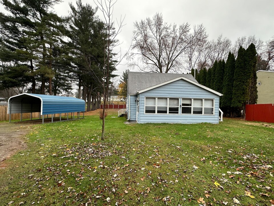 924 Annetta Ave in Jackson, MI - Foto de edificio