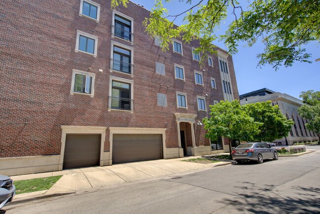 2401 N Janssen Ave in Chicago, IL - Building Photo - Building Photo