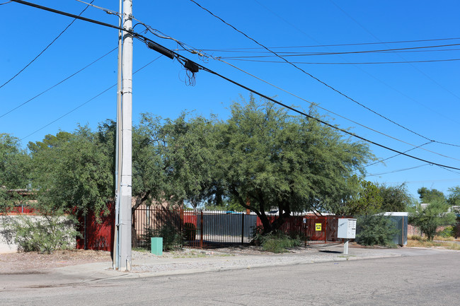 1443 N Sycamore Blvd in Tucson, AZ - Foto de edificio - Building Photo