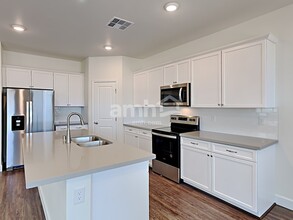 6014 Theodore St in North Las Vegas, NV - Foto de edificio - Building Photo