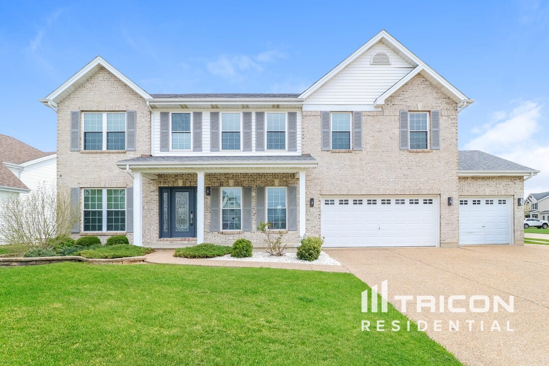 64 N Hillview Dr in St. Peters, MO - Building Photo