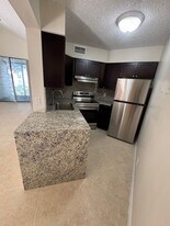 211 Lake Pointe Dr, Unit 213 in Oakland Park, FL - Building Photo
