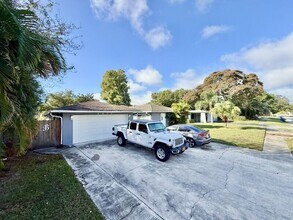 2658 Sunny Breeze Ave in Largo, FL - Building Photo - Building Photo