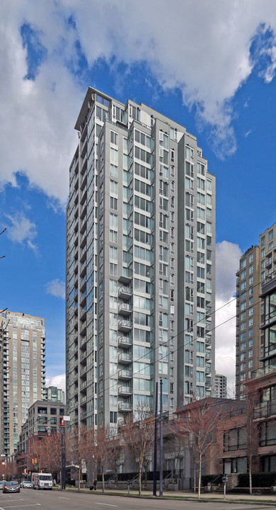 Richards in Vancouver, BC - Building Photo