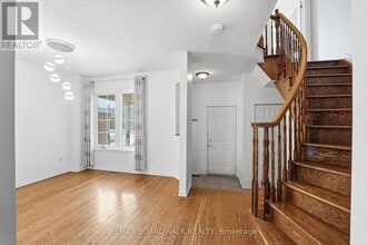 102 Deerfox Dr in Ottawa, ON - Building Photo - Building Photo