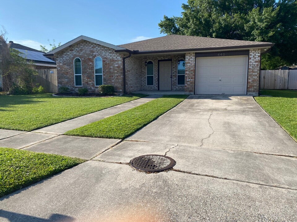 440 Hooper Dr in Kenner, LA - Building Photo