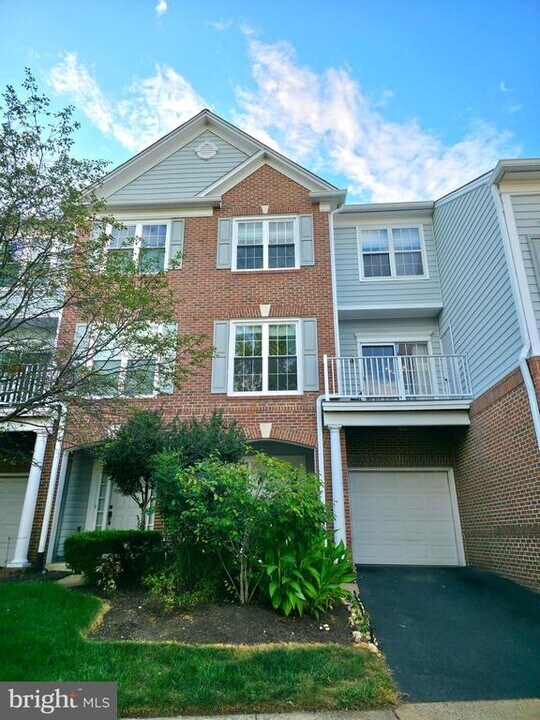 5310 Birds View Ln in Alexandria, VA - Building Photo