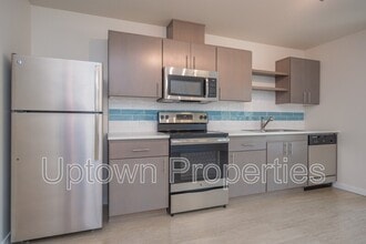 5885 S Macadam Ave in Portland, OR - Foto de edificio - Building Photo