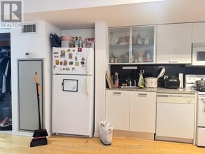 38 Grenville St in Toronto, ON - Building Photo - Building Photo