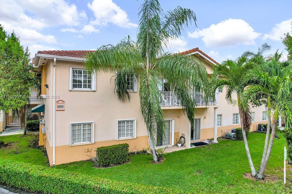 6900 NW 179th St in Hialeah, FL - Building Photo
