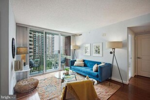 880 N Pollard St, Unit 723 in Arlington, VA - Building Photo