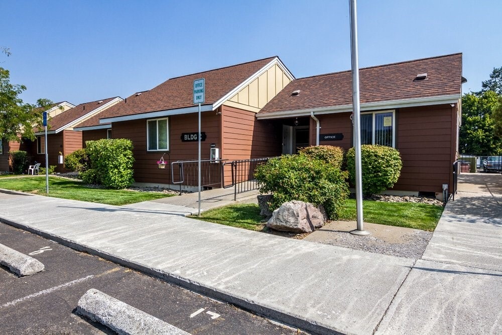 2212 Cove Ave in La Grande, OR - Building Photo