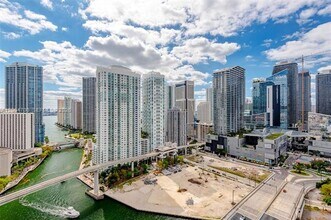 350 S Miami Ave in Miami, FL - Building Photo - Building Photo