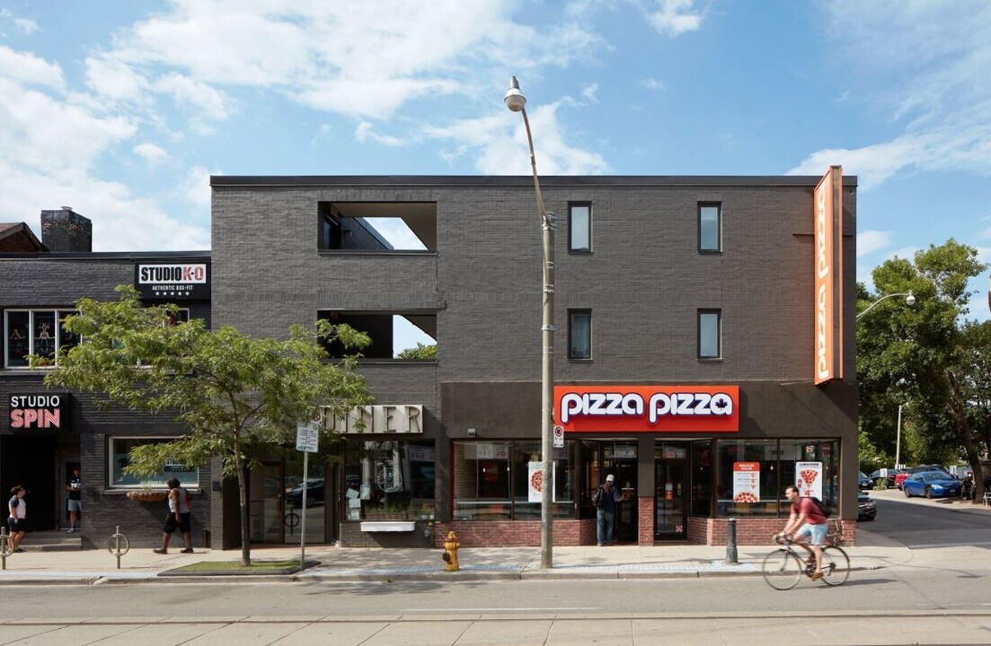 678 Queen St E in Toronto, ON - Building Photo