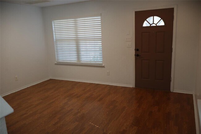 5204 Mathra Dr in Austin, TX - Foto de edificio - Building Photo