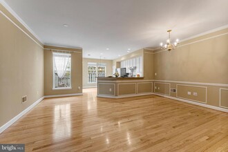 6002 St Hubert Ln in Centreville, VA - Foto de edificio - Building Photo