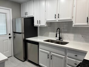 604 Normal Park Dr in Huntsville, TX - Building Photo - Building Photo