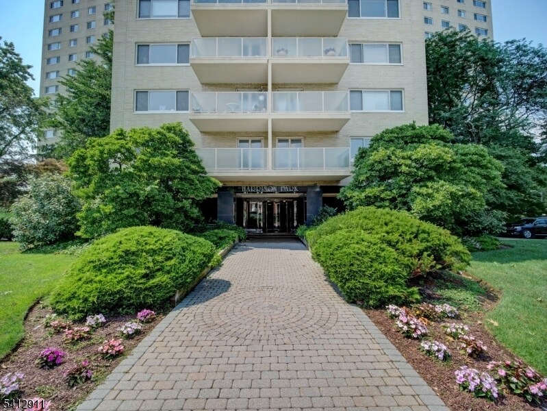 377 S Harrison St in East Orange, NJ - Building Photo