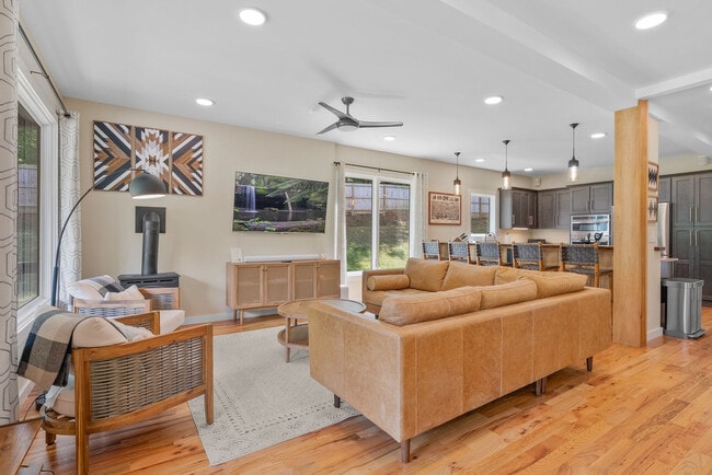 114 Greenwood Acres Dr, Unit SI ID1023057P in Mills River, NC - Foto de edificio - Building Photo