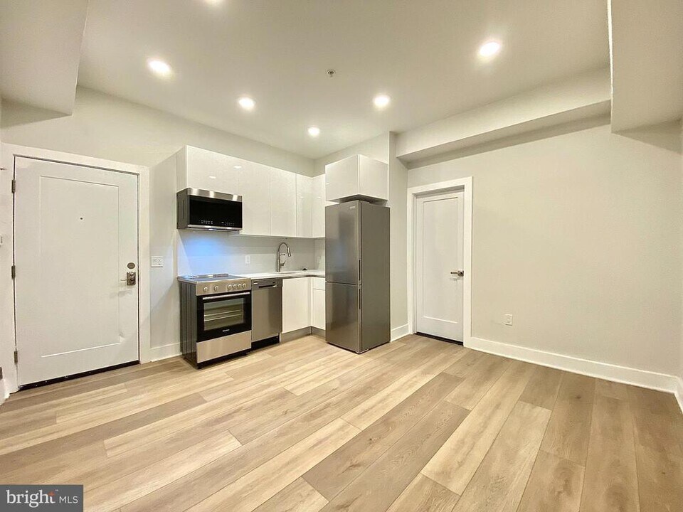 2216 Walnut St in Philadelphia, PA - Building Photo