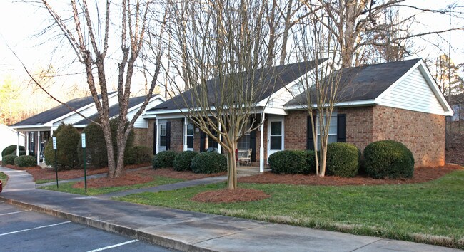 Meadowview Apartments in Randleman, NC - Foto de edificio - Building Photo