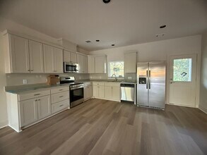 106 Kirkland St in Sanger, TX - Foto de edificio - Building Photo