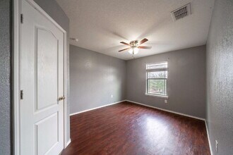 9131 Canter Horse in San Antonio, TX - Foto de edificio - Building Photo