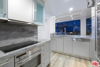 1155 N La Cienega Blvd in West Hollywood, CA - Foto de edificio - Building Photo