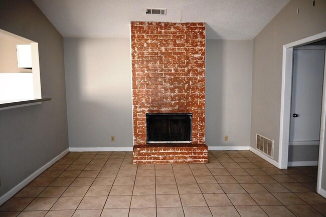 817 Lloyd Ln, Unit B in Elgin, TX - Building Photo - Building Photo