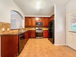 4710 Meadow Way Dr in Deer Park, TX - Building Photo - Building Photo