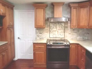 348 Noank Ledyard Rd in Groton, CT - Building Photo - Building Photo