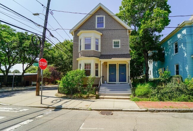 31-33 Rockingham St in Cambridge, MA - Building Photo - Building Photo